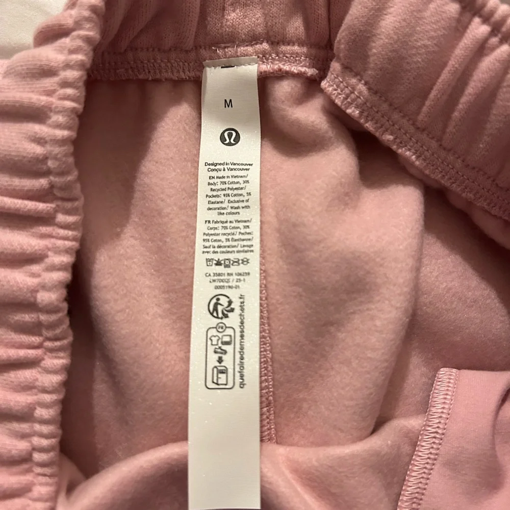 NWT Lululemon scuba Pink Shorts - Picture 3 of 3